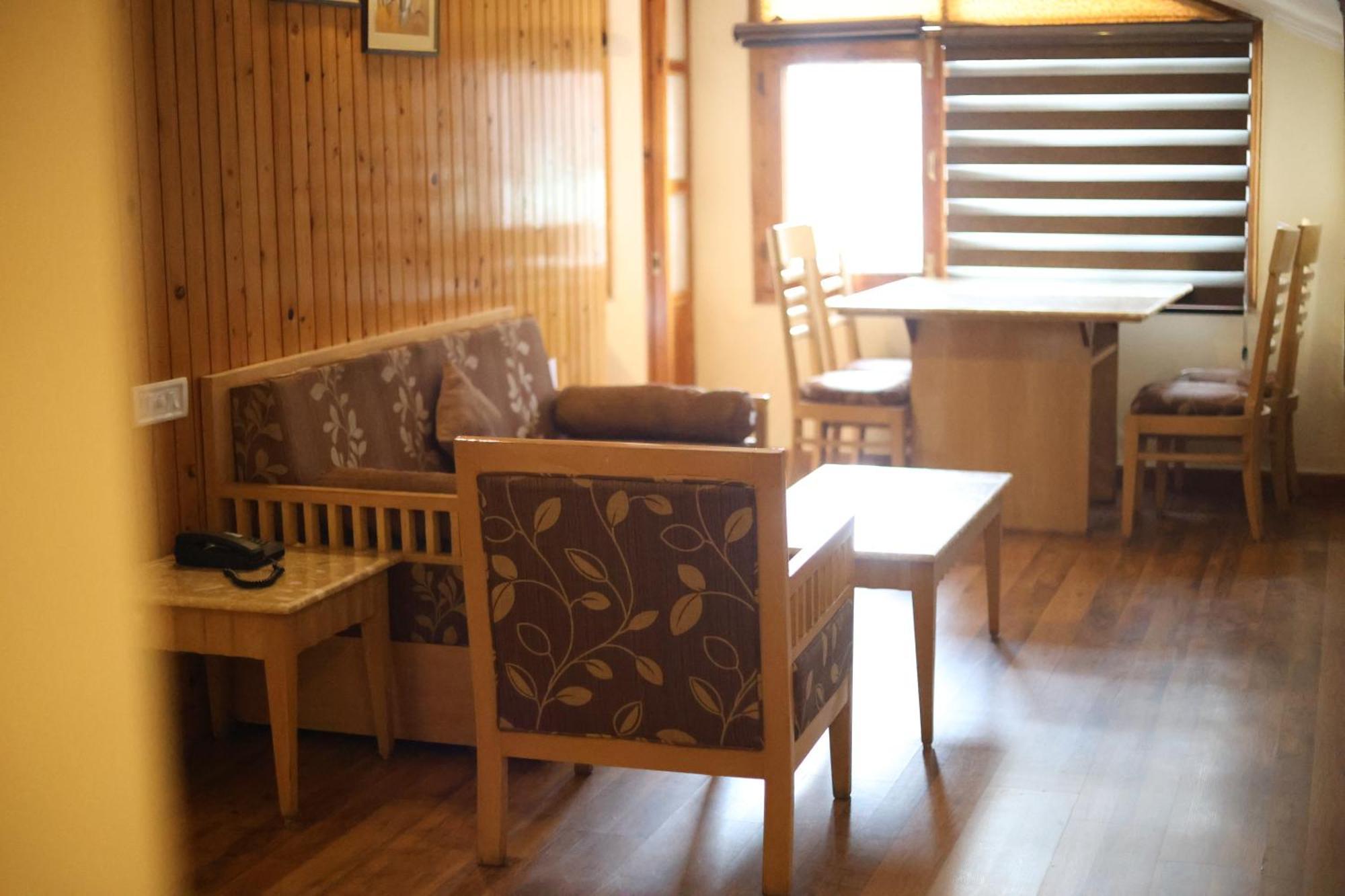 Hotel Willow Banks - Boutique 4 Star Hotel On The Mall Road Shimla Esterno foto